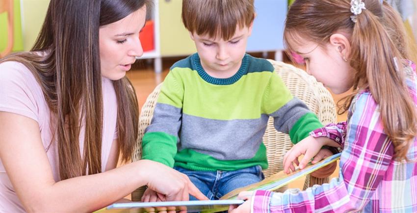 TeacherWithChildren_3